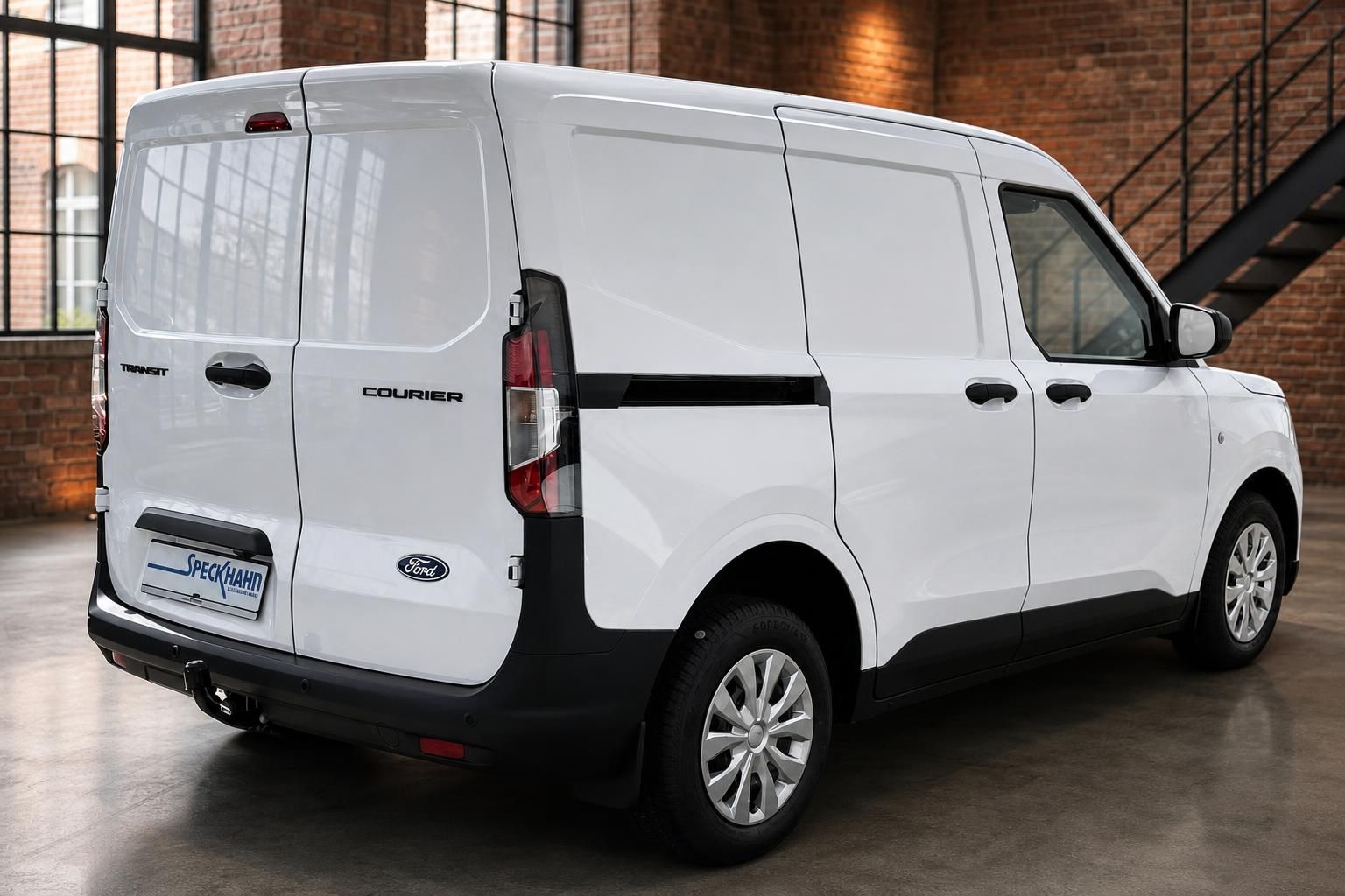 Ford Transit Courier weiß Heck- und Seitenansicht im Showroom
