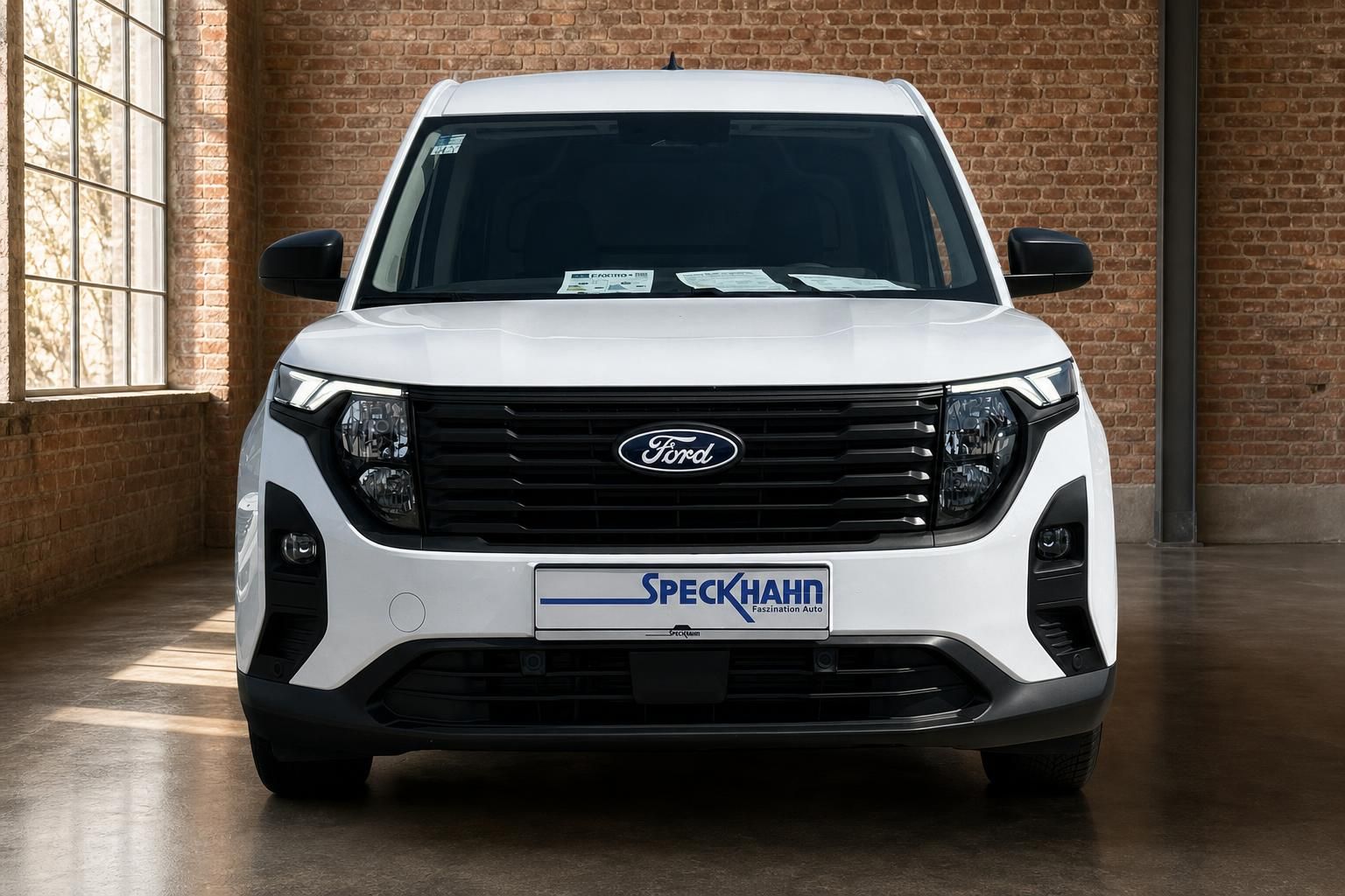 Ford Transourier weiss Frontansicht mit Kuehlergrill und LED-Scheinwerfern
