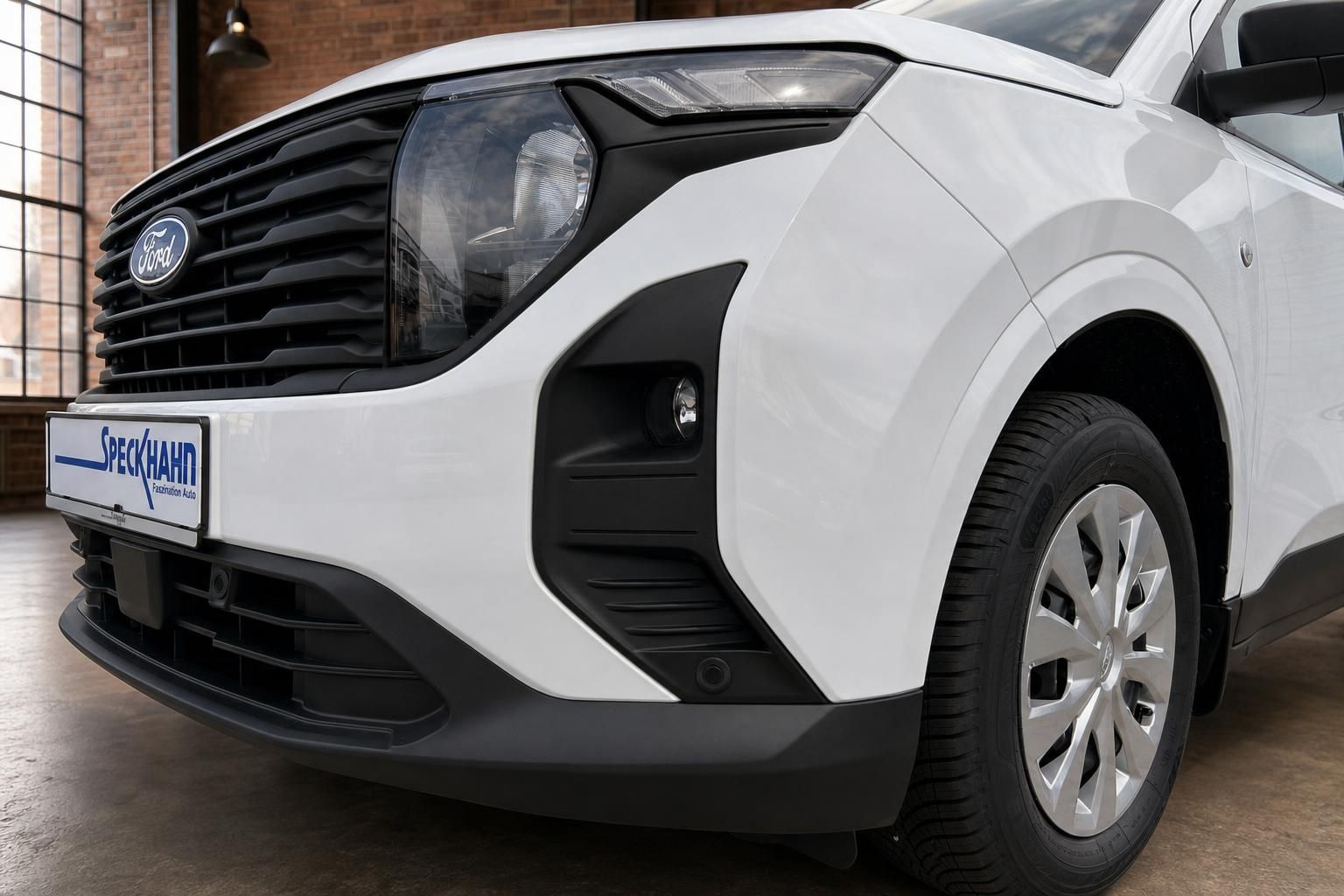 Detailansicht Frontstossstange und Scheinwerfer Ford Transcourier weiss