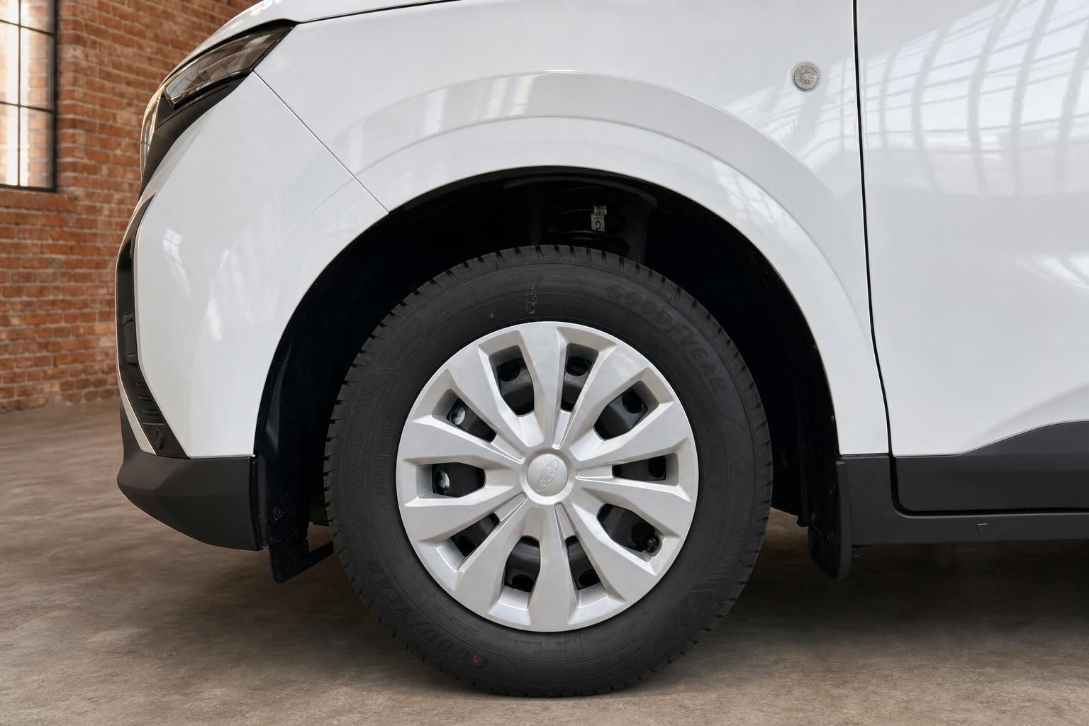 Nahaufnahme Vorderrad und Radkasten des weissen Ford Transcourier