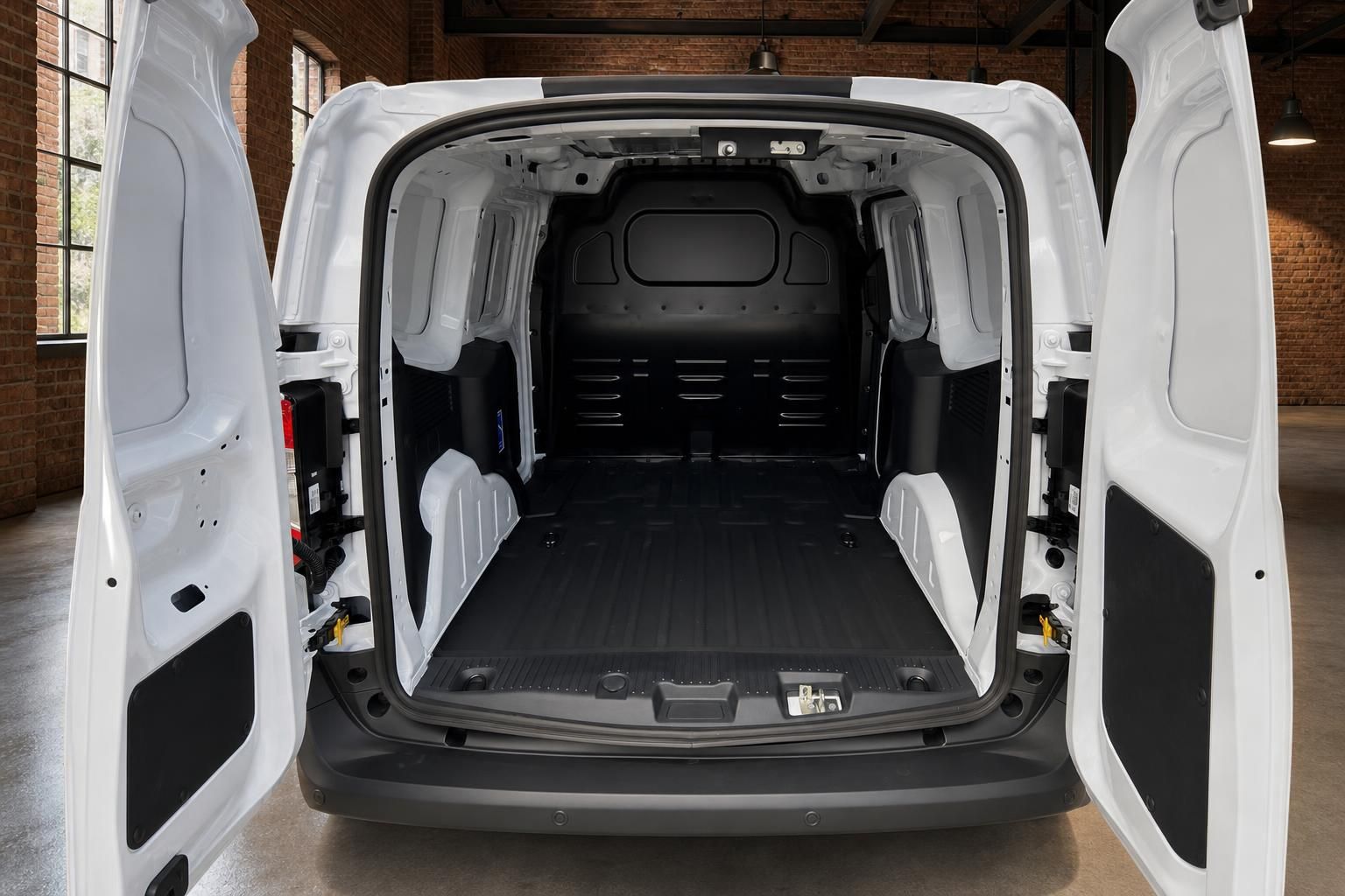 Ford Transcourier Kastenwagen mit geoeffneten Hecktueren und leerem Laderaum