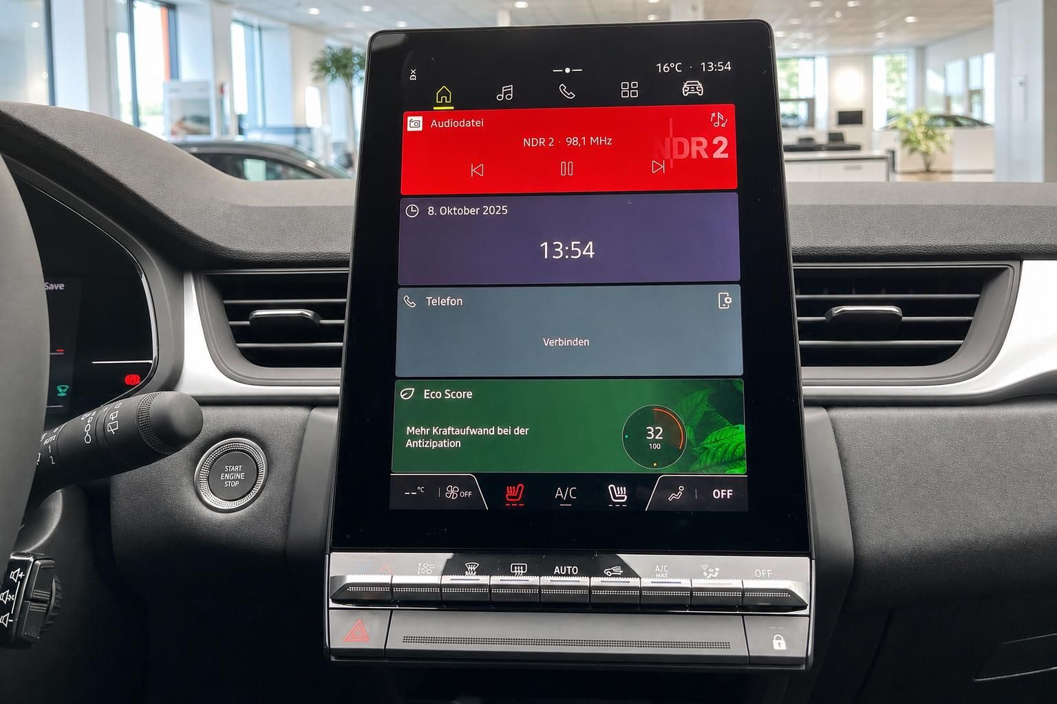 Infotainment-Touchscreen im Fahrzeug mit Radio und Klimabedienung