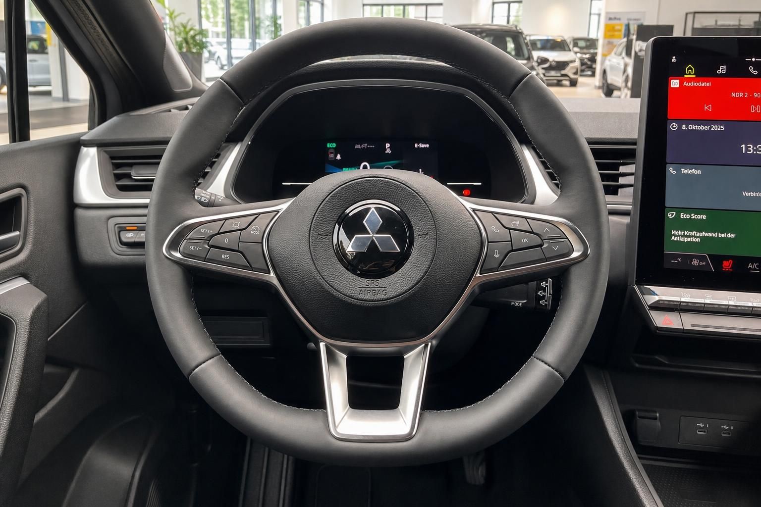 Mitsubishi Lenkrad mit Multifunktionstasten und Digitaltacho im Innenraum