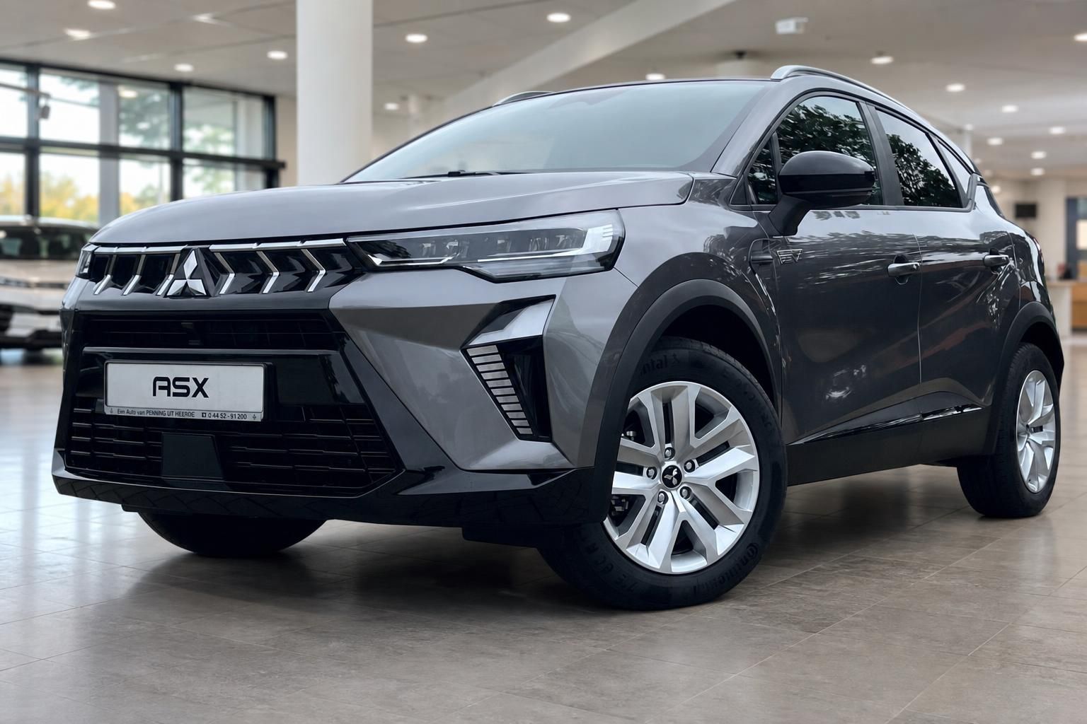 Mitsubishi ASX grau, Frontansicht schräg im Showroom