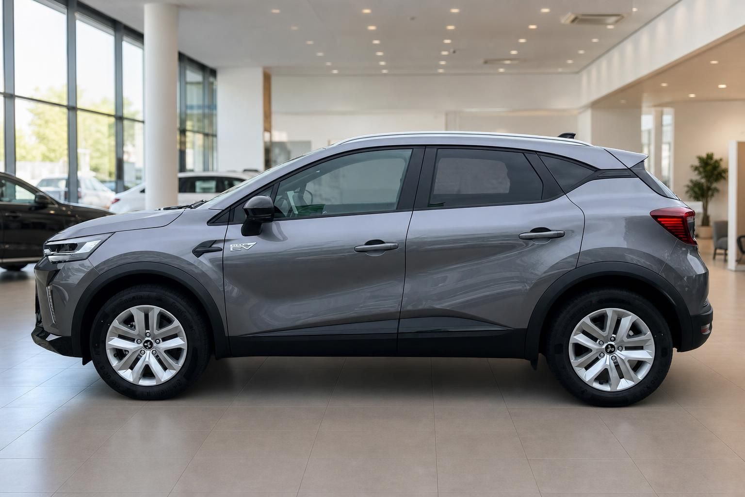 Mitsubishi ASX HEV grau, Seitenansicht im Autohaus