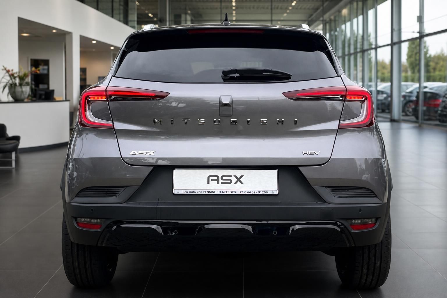 Mitsubishi ASX HEV grau, Heckansicht frontal im Showroom