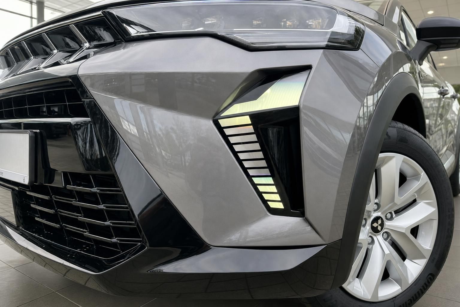 Nahaufnahme Scheinwerfer und Frontdesign eines grauen SUV