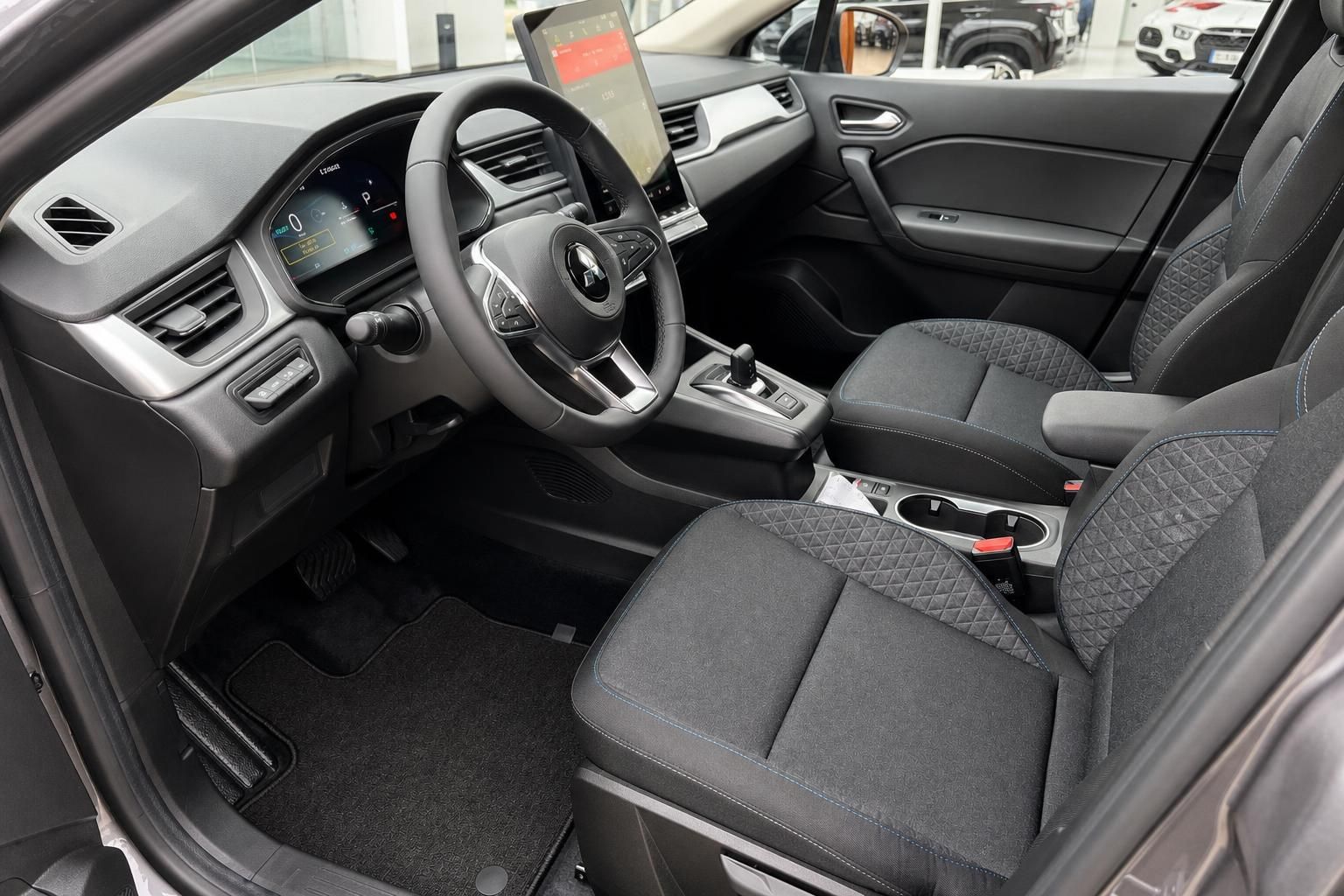 Cockpit und Vordersitze eines Fahrzeugs mit Touchscreen und Lenkrad