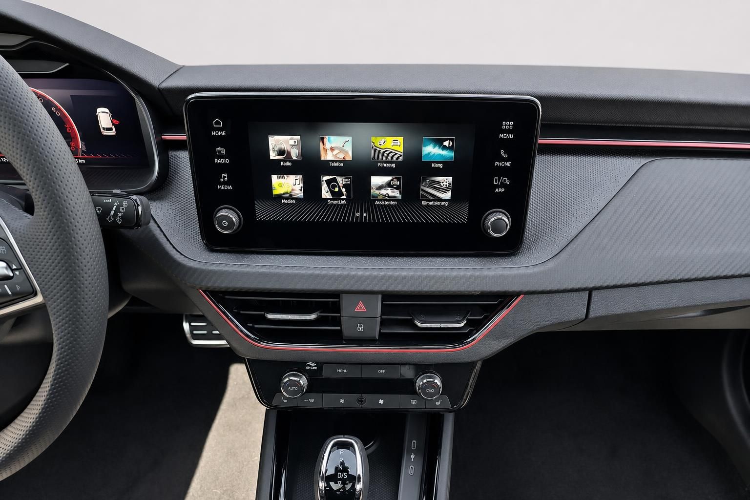 Infotainment-Display und Mittelkonsole im Škoda Interieur im Detail