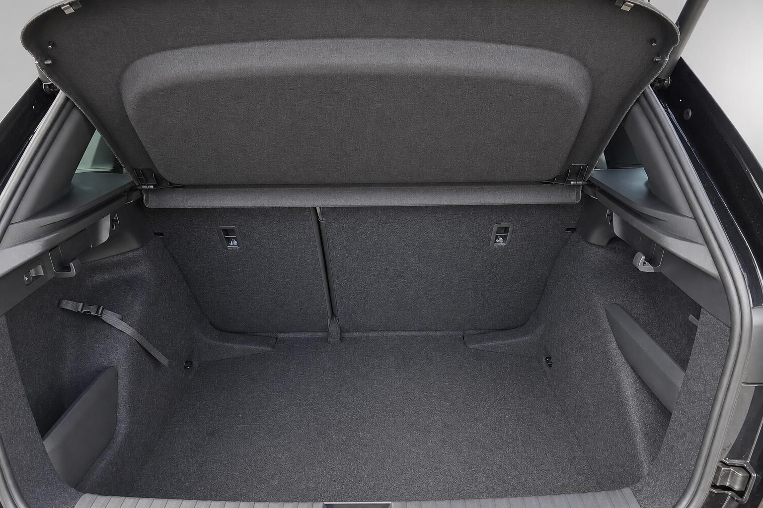Kofferraum eines Škoda mit umgeklappter Abdeckung, leer und geräumig