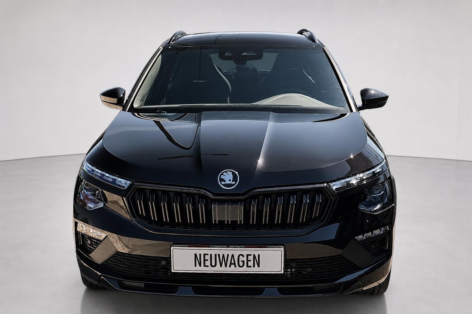 Skoda Kamiq schwarz Frontansicht Neuwagen im Studio