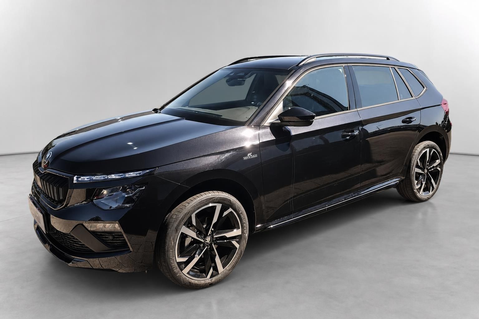 Skoda Kamiq schwarz Frontansicht seitlich Neuwagen Studioaufnahme