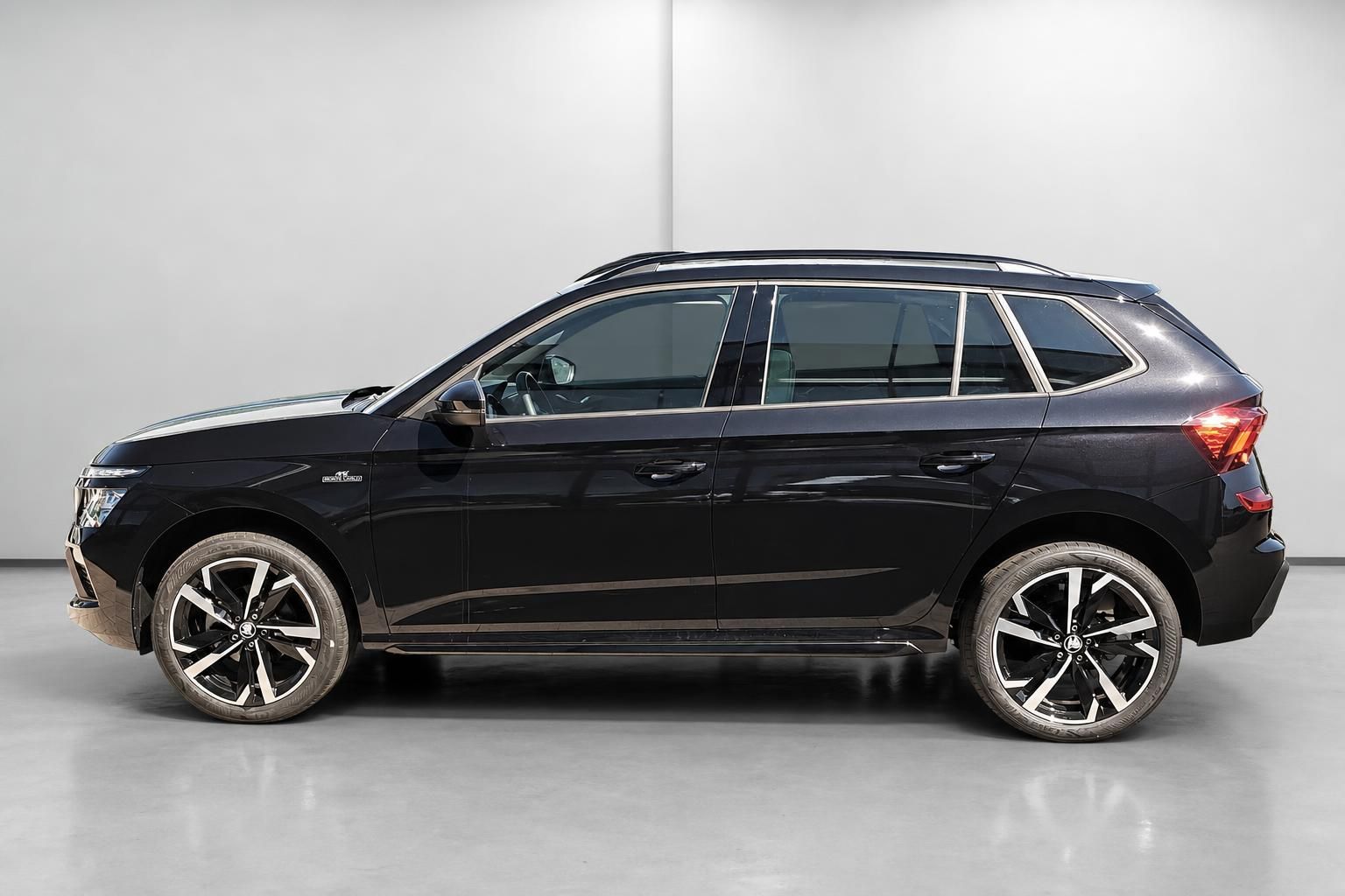 Skoda Kamiq schwarz Seitenansicht Neuwagen Studioaufnahme