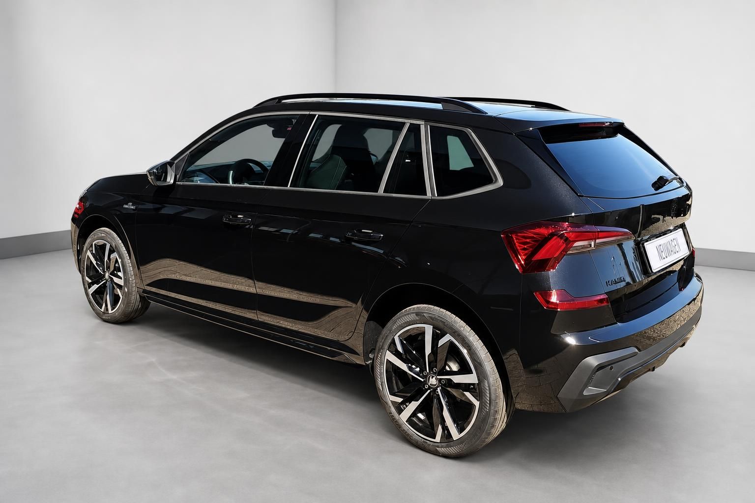 Skoda Kamiq schwarz Heckansicht seitlich Neuwagen Studio