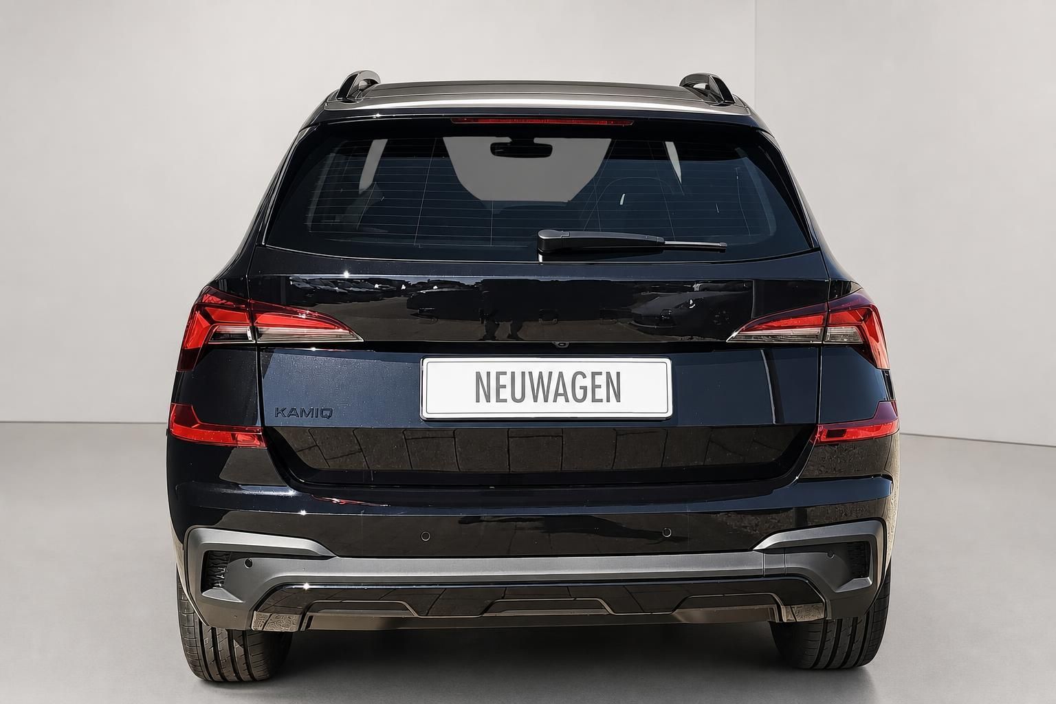 Skoda Kamiq schwarz Heckansicht Neuwagen Studio