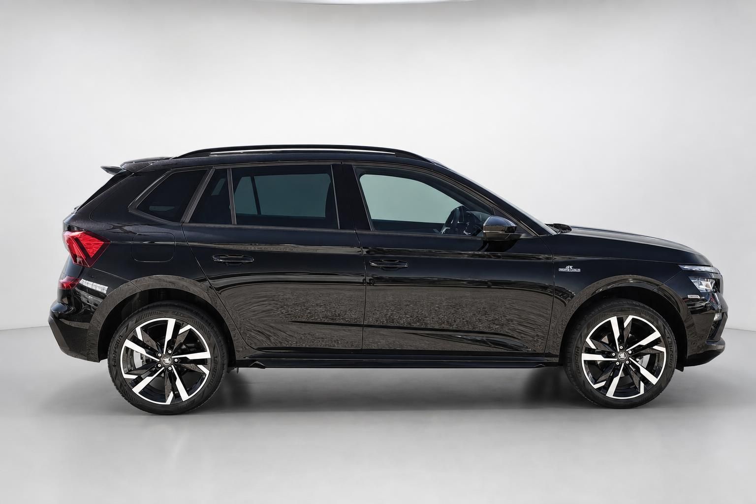 Skoda Kamiq schwarz Seitenansicht mit Alufelgen