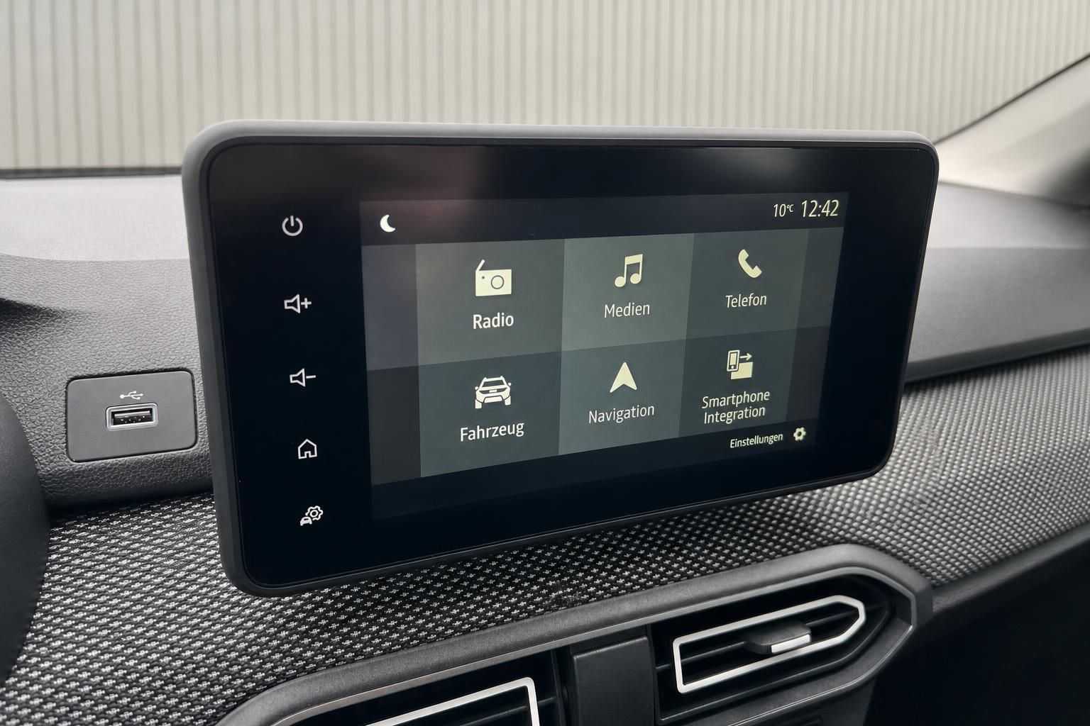 Dacia Media Nav Touchscreen-System mit Navigationsmenu und USB-Anschluss