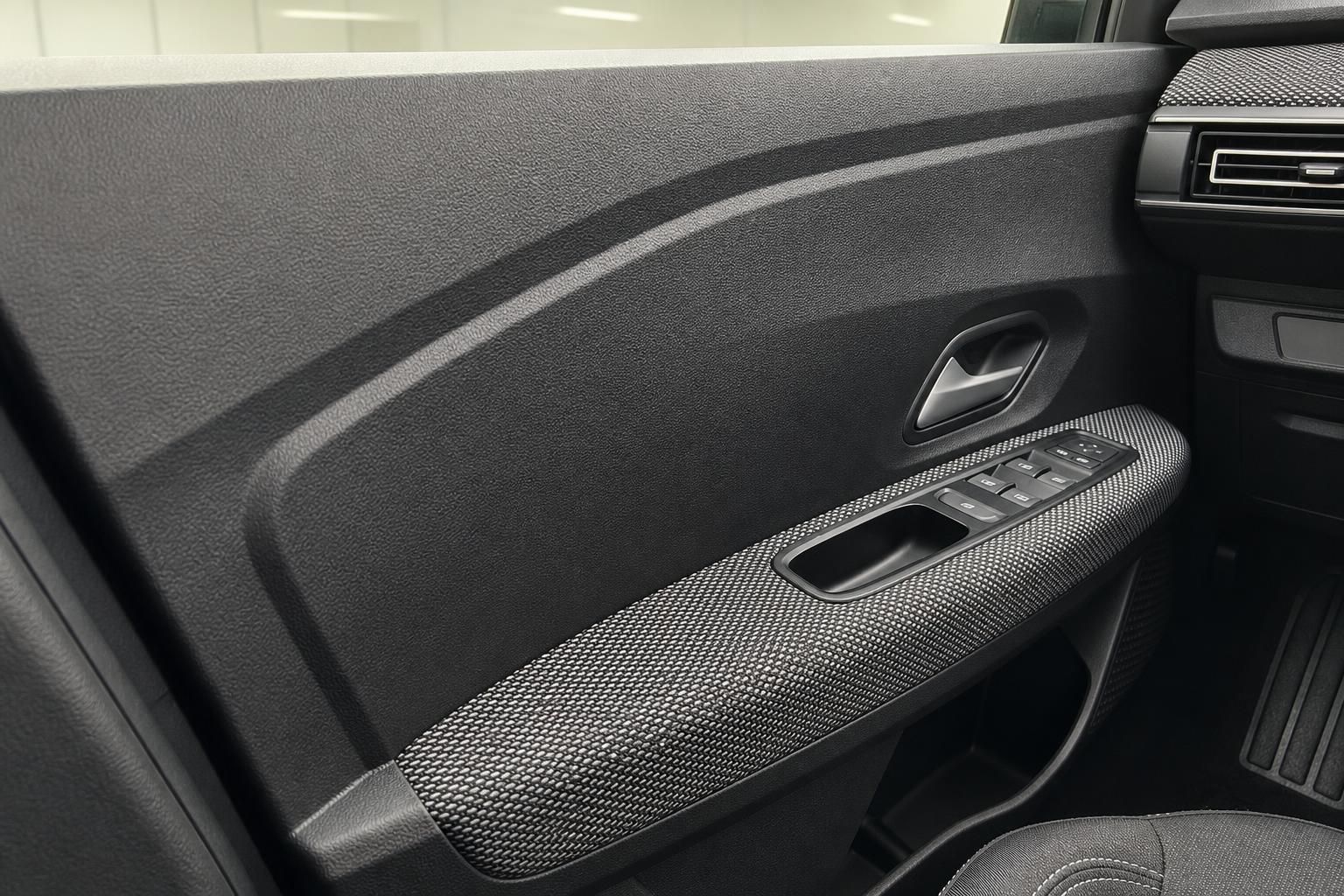Dacia Türverkleidung mit Fensterheber-Bedienfeld und Türgriff
