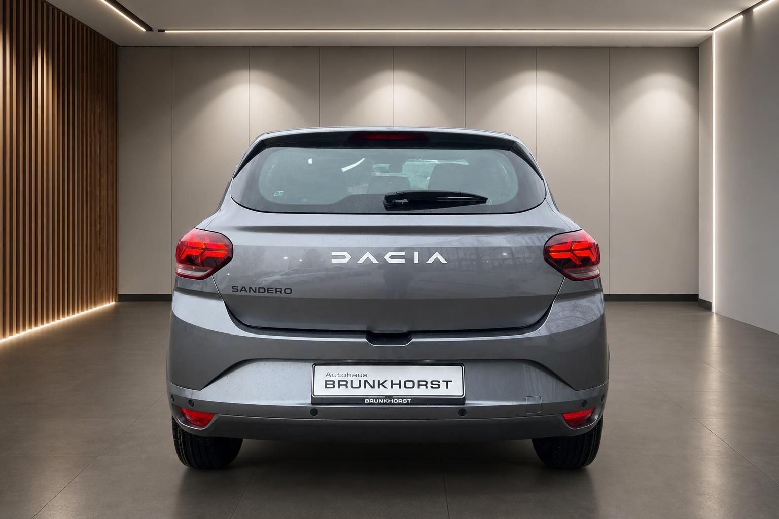 Dacia Sandero grau Heckansicht im Autohaus Brunkhorst Showroom mit modernem Ambiente