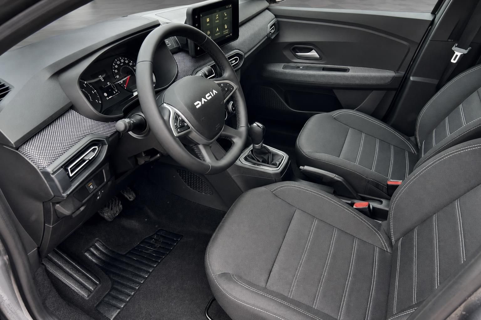 Dacia Sandero Innenraum mit schwarzem Cockpit, Touchscreen und Schaltgetriebe