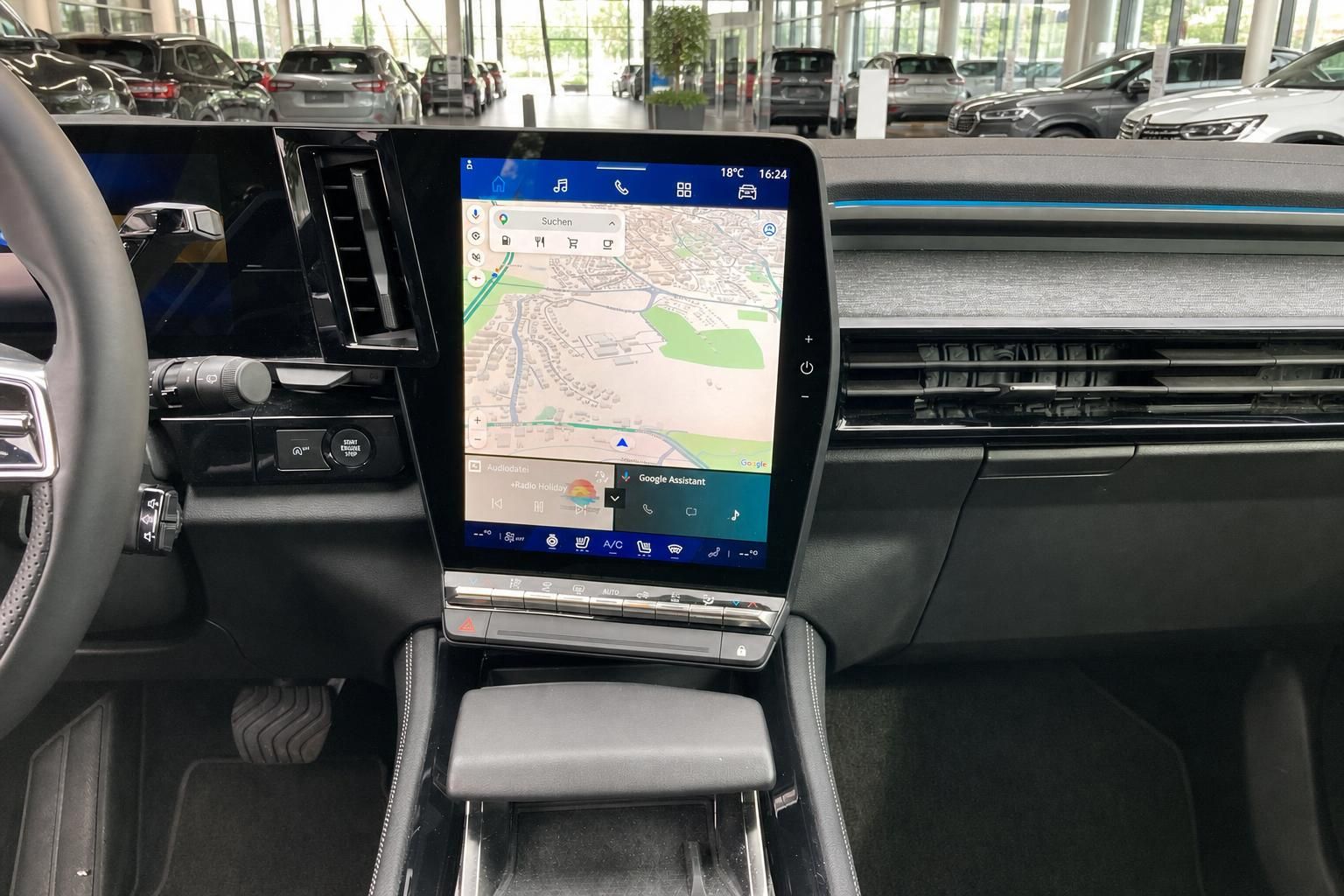Mittelkonsole mit großem Touchscreen und Navigationssystem im Fahrzeug