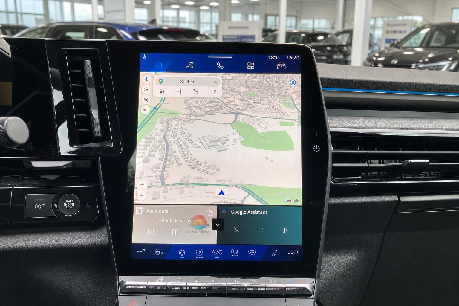 Navigationssystem mit Google Maps im Fahrzeug-Cockpit