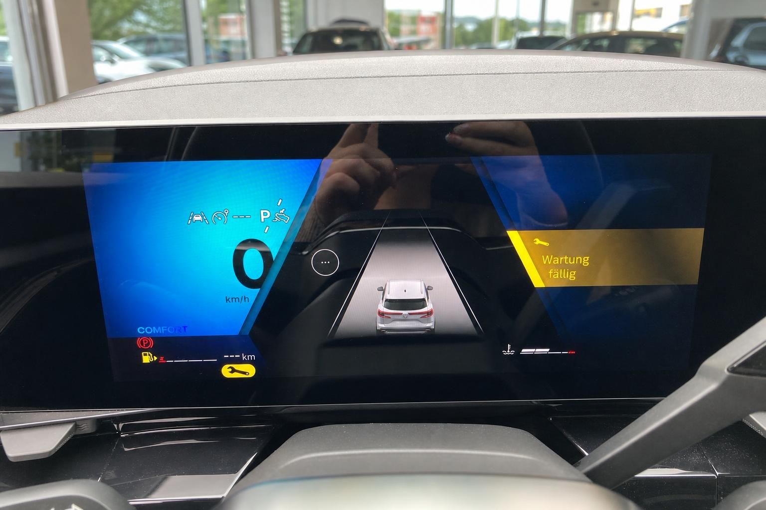 Digitales Kombiinstrument mit Wartungsanzeige im Auto