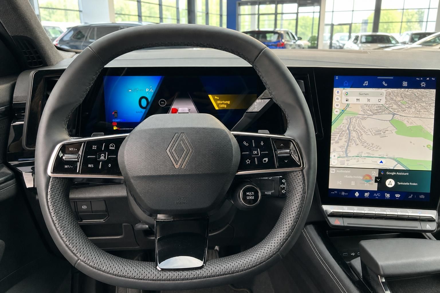 Lenkrad und Cockpit mit Multimedia-Display im Innenraum