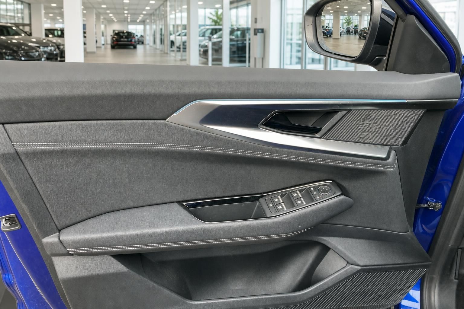 Türverkleidung und Bedienelemente im Fahrzeuginnenraum
