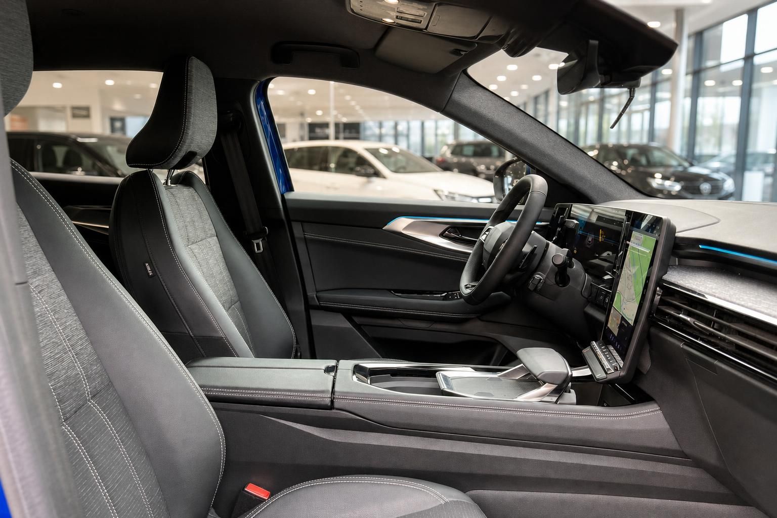 Innenraumansicht mit Vordersitzen und Cockpit des Fahrzeugs