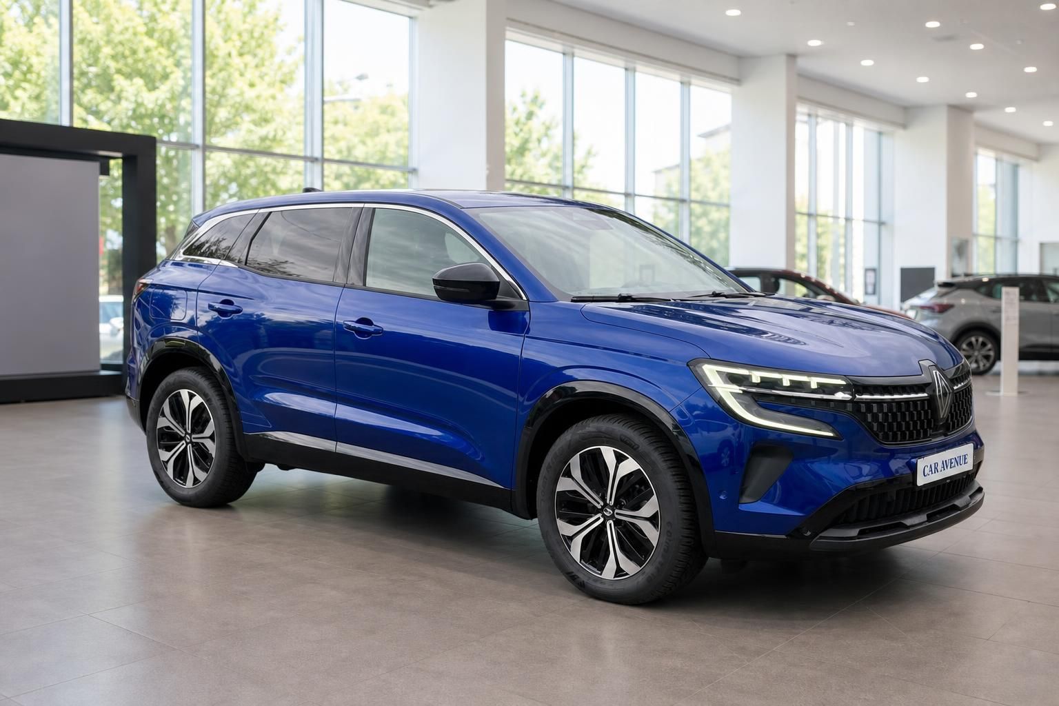 Blauer Renault Austral SUV in der Frontansicht im Autohaus Showroom