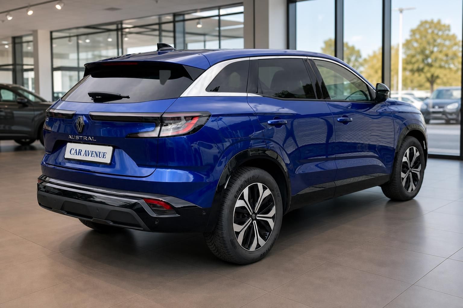 Renault Austral blau, Heckansicht schraeg im Autohaus praesentiert