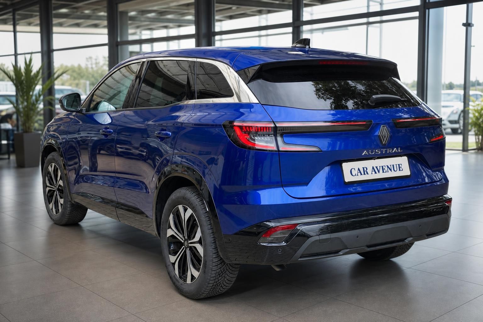 Blauer Renault Austral von hinten mit Heckleuchten im Detail