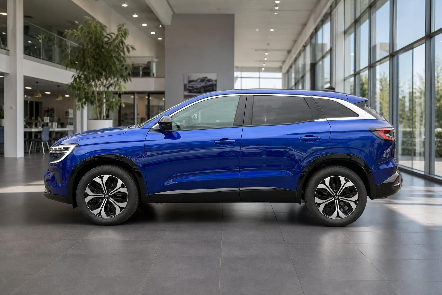Renault Austral in Blau, seitliche Profilansicht im Showroom