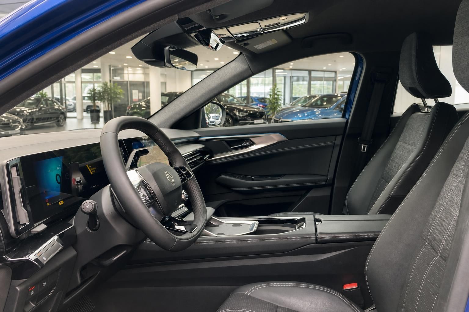 Fahrersitz und Cockpit mit Lenkrad im Innenraum des blauen Fahrzeugs