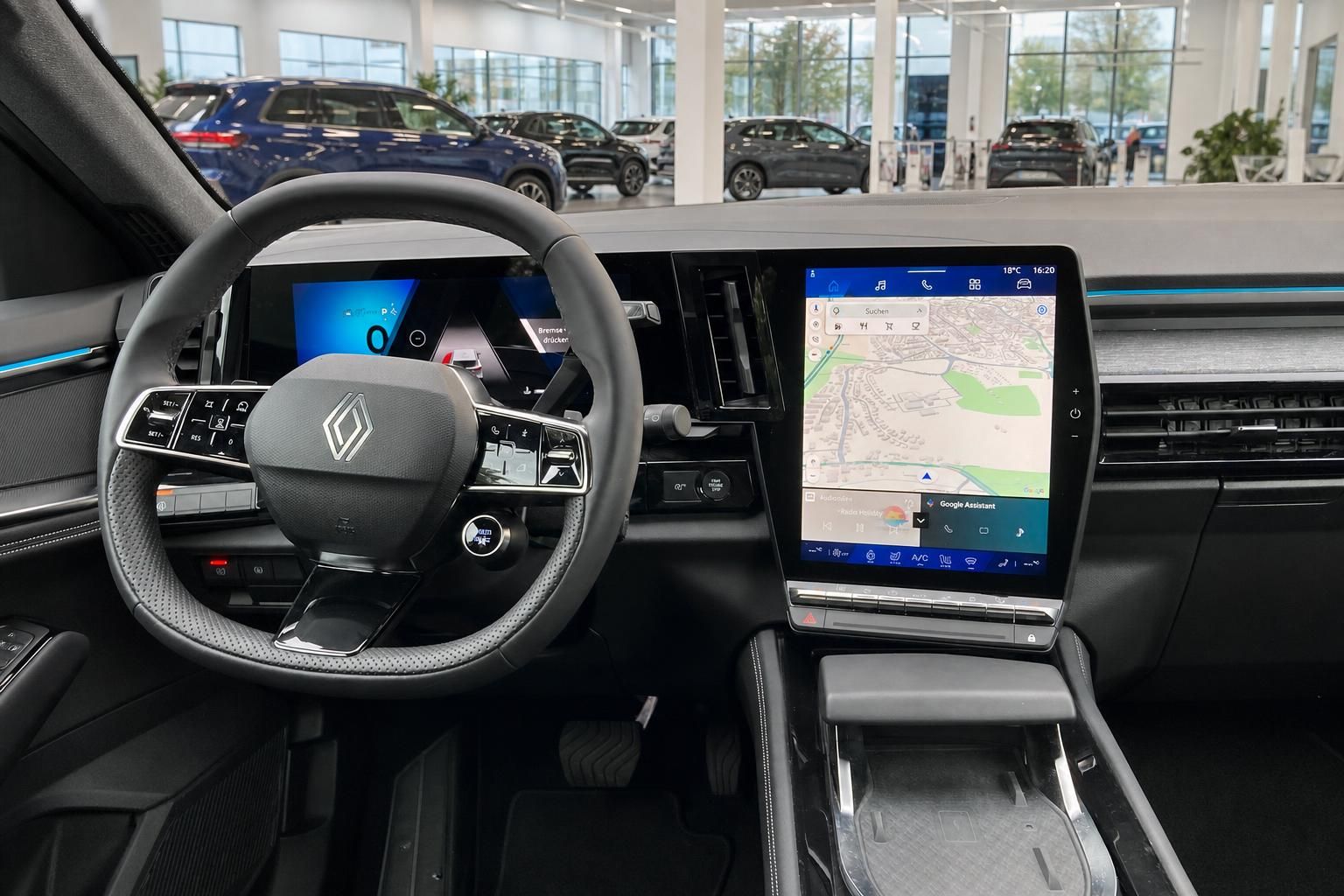 Cockpit mit Lenkrad und Navigationsdisplay im Renault Innenraum