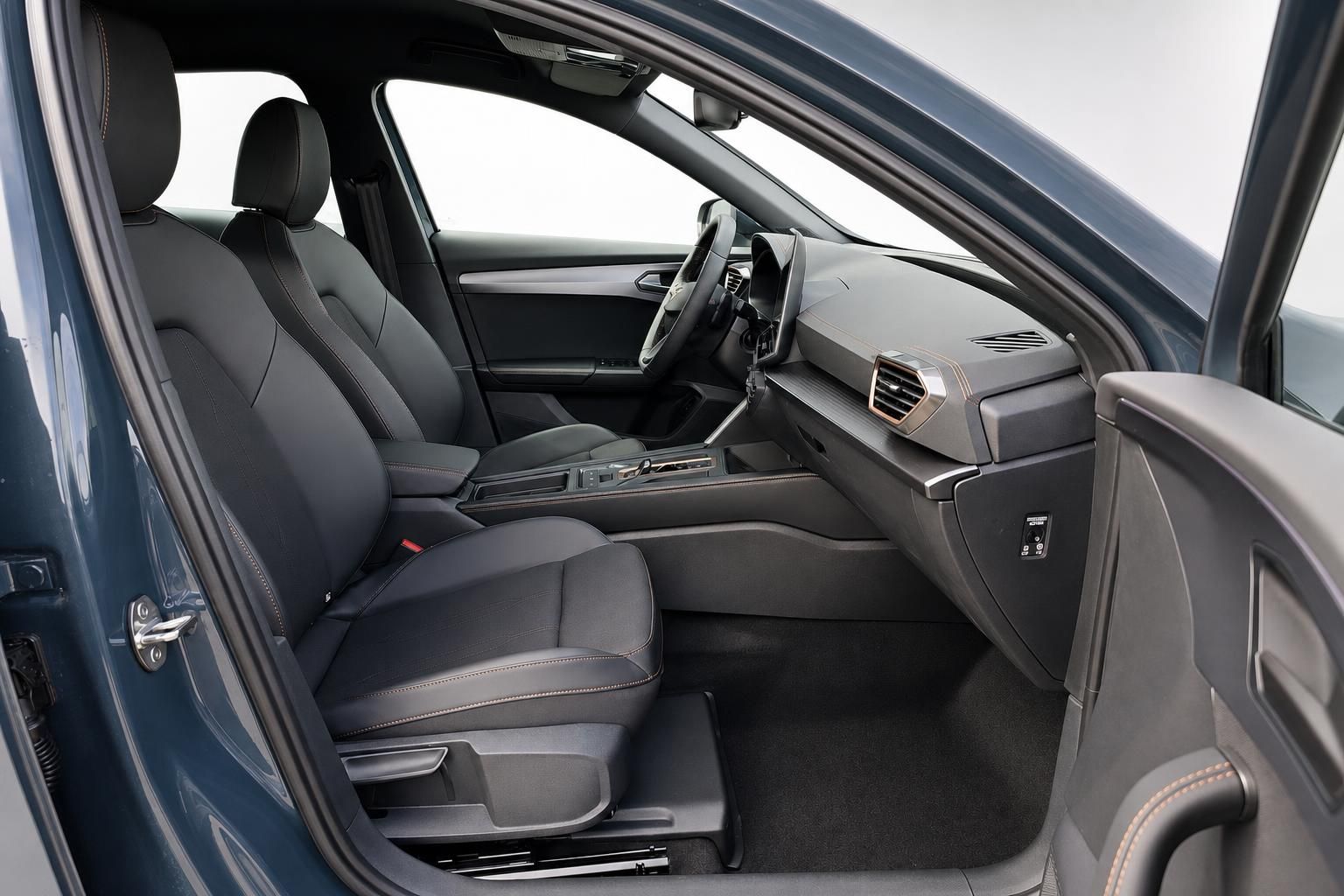 Cupra Innenraum mit schwarzen Ledersitzen und Blick auf Cockpit