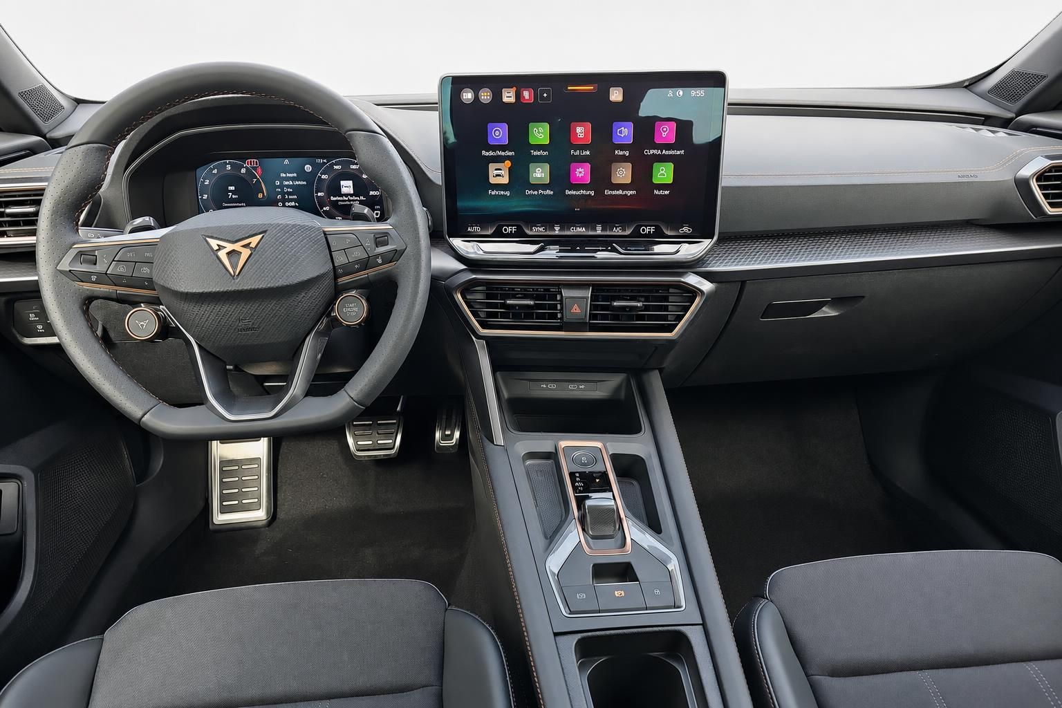 Cupra Cockpit mit Lenkrad, Touchscreen und Mittelkonsole im Detail
