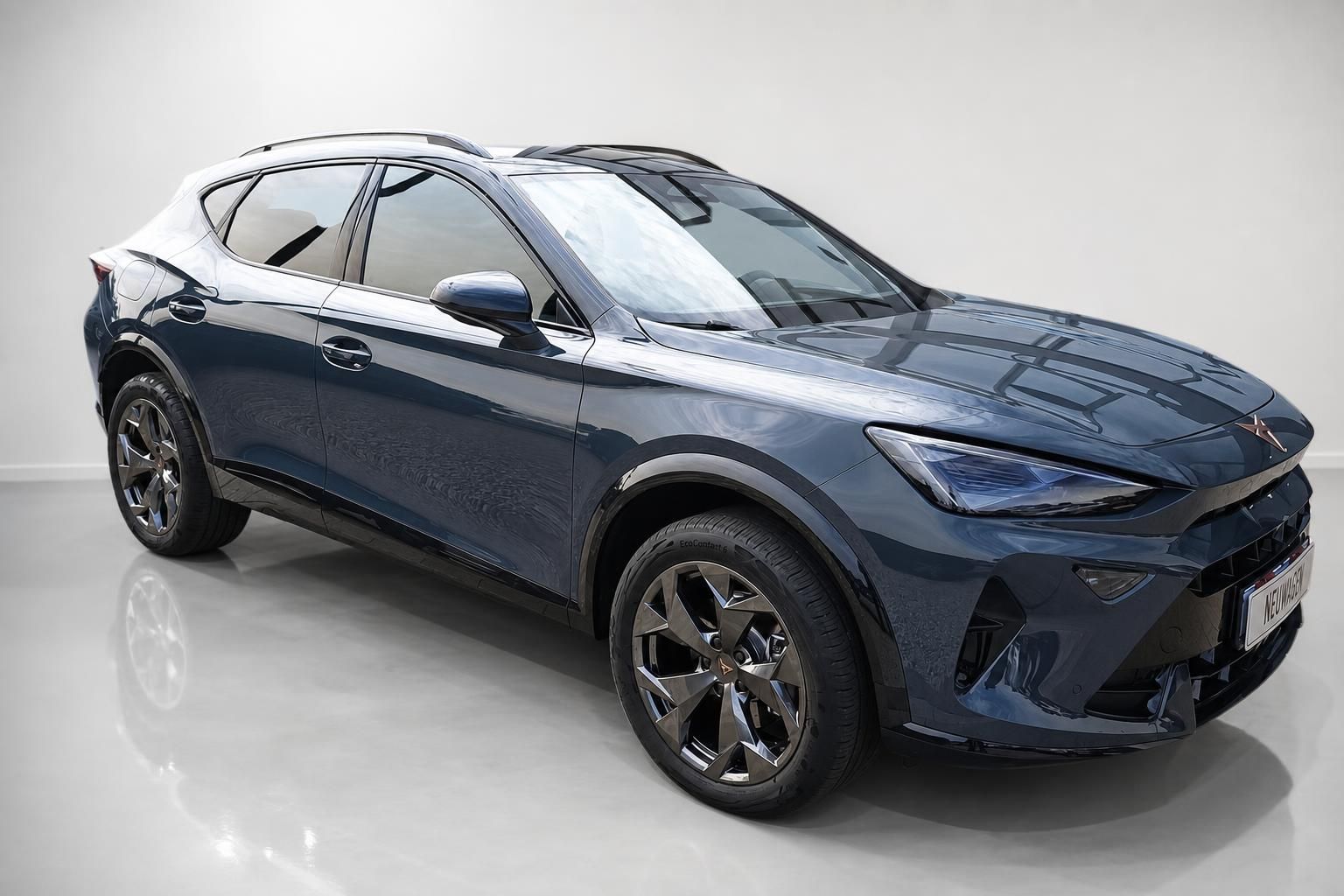 Cupra Formentor dunkelblau Seitenansicht schraeg Neuwagen