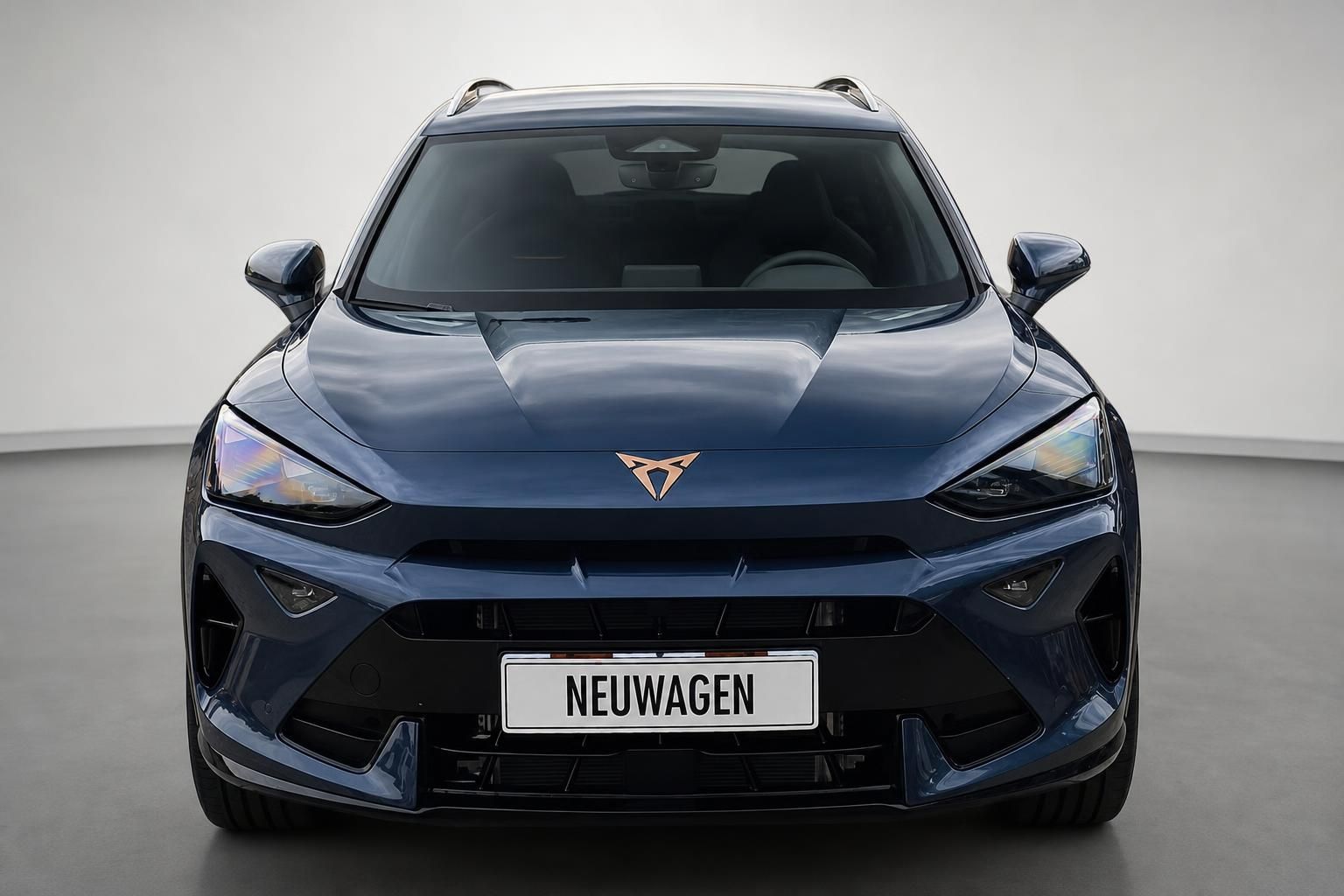 Cupra Formentor blau Frontansicht Neuwagen Studioaufnahme