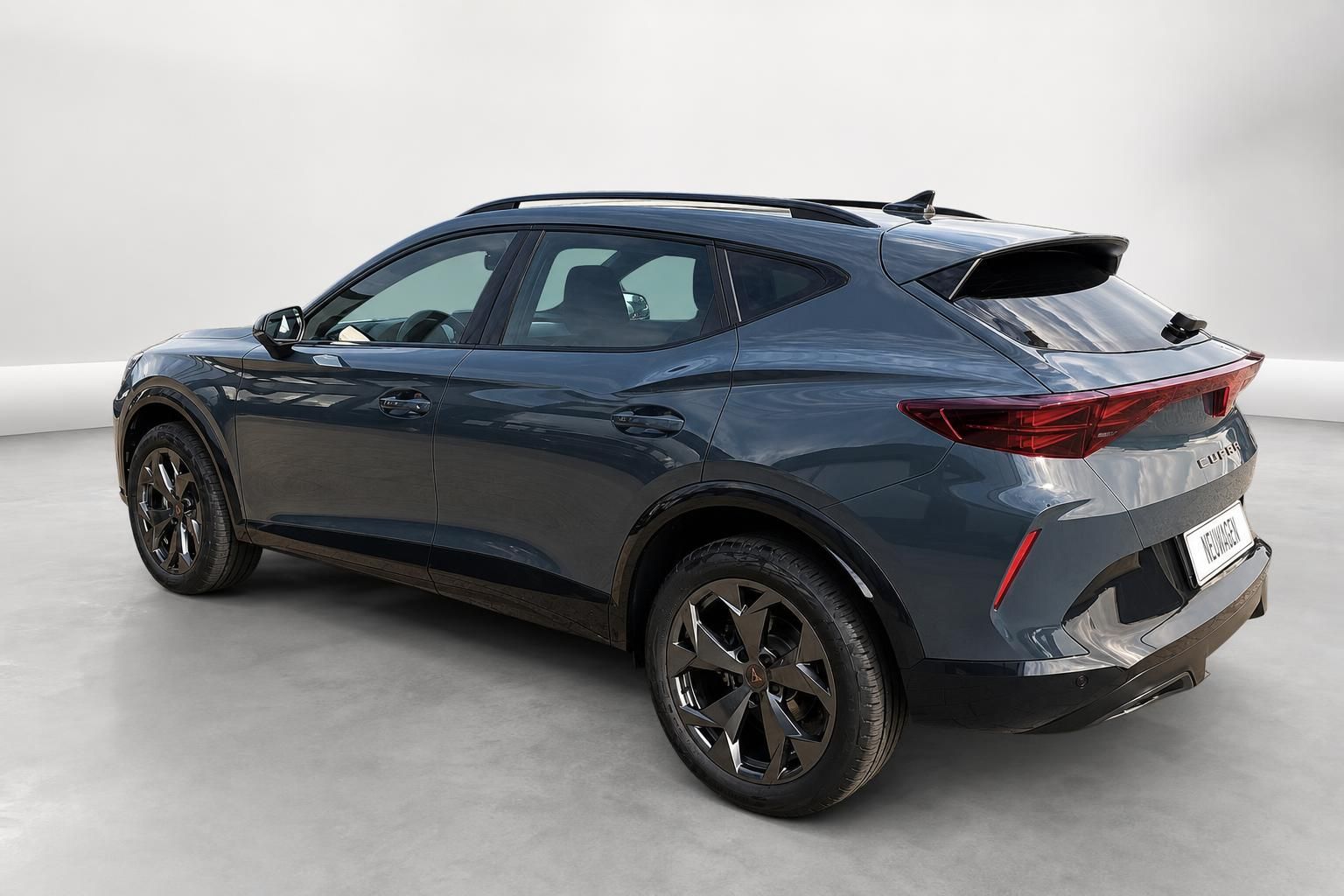 Cupra Formentor grau Heckansicht schraeg Neuwagen