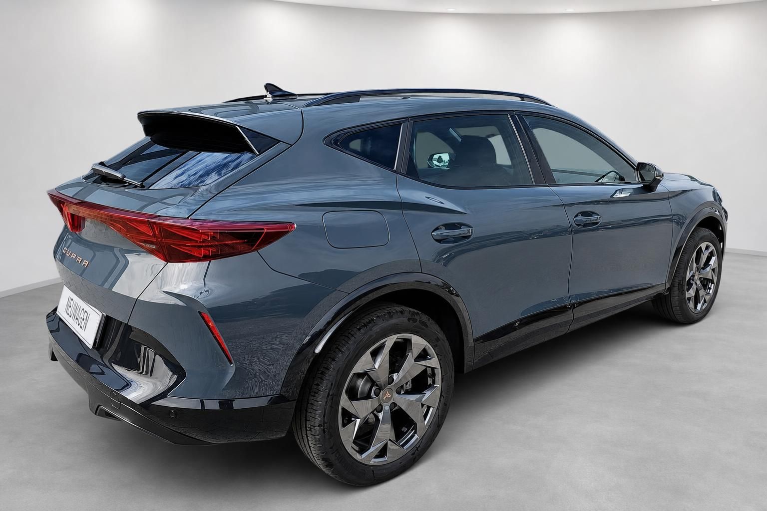 Cupra Formentor grau Heckansicht seitlich Studio