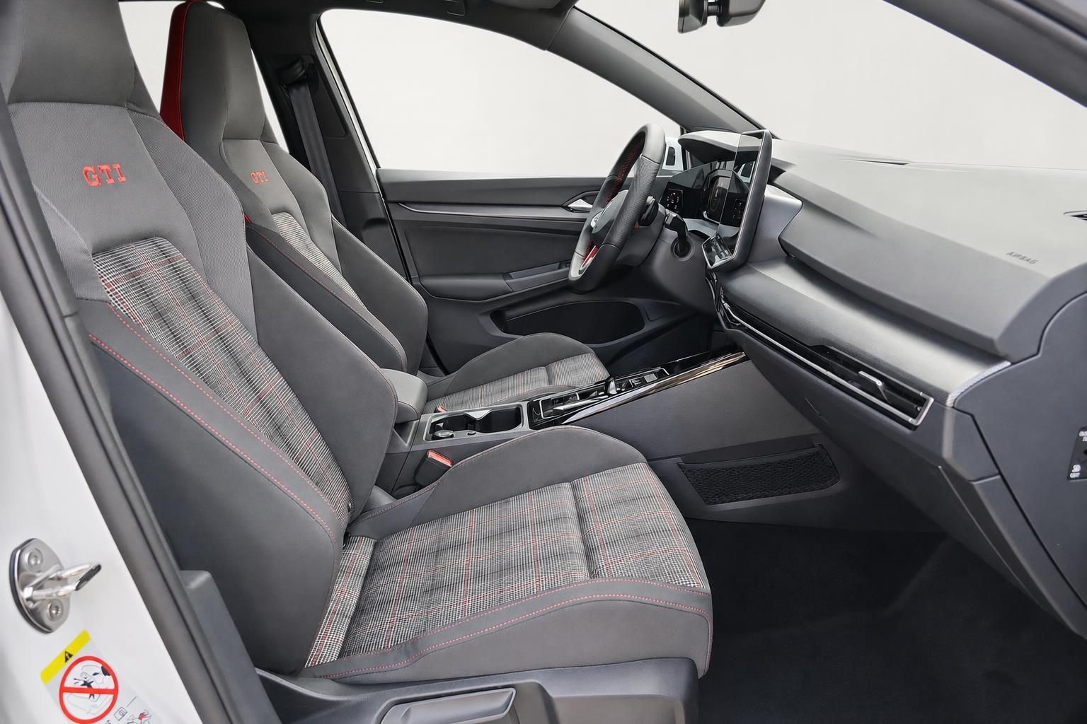 VW Golf GTI Interieur Vordersitze mit GTI Schriftzug und Cockpit