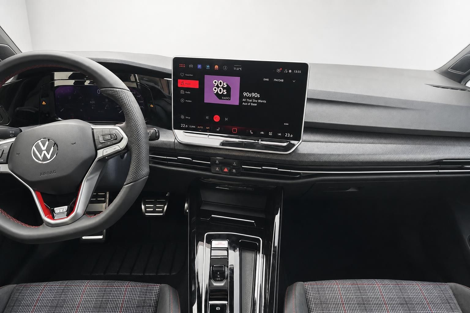 VW Golf GTI Cockpit mit Lenkrad und Infotainment-Touchscreen