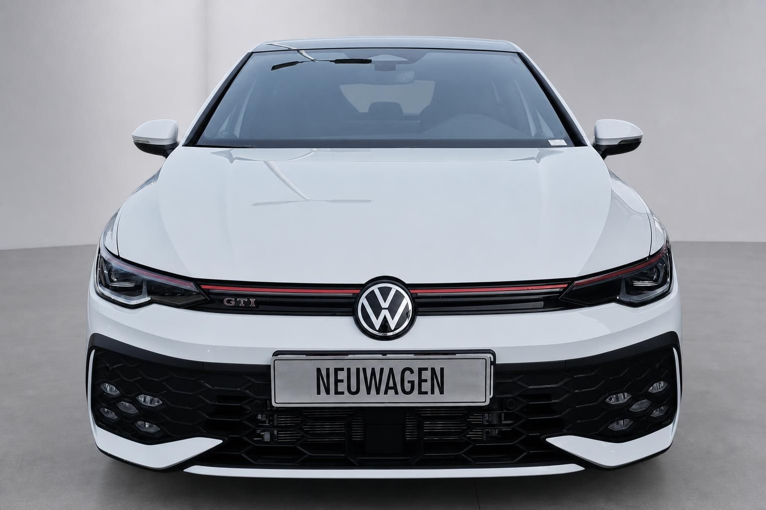 VW Golf GTI weiss Frontansicht mit Kennzeichen Neuwagen im Studio