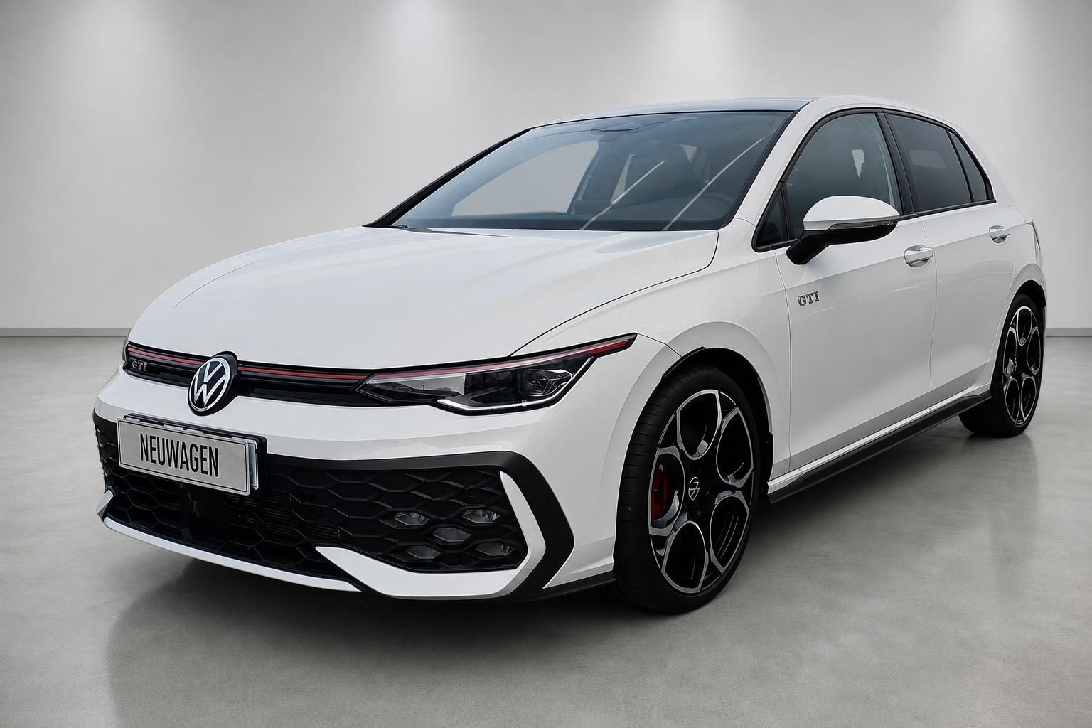 VW Golf GTI weiss Frontansicht schraeg mit Alufelgen im Studio