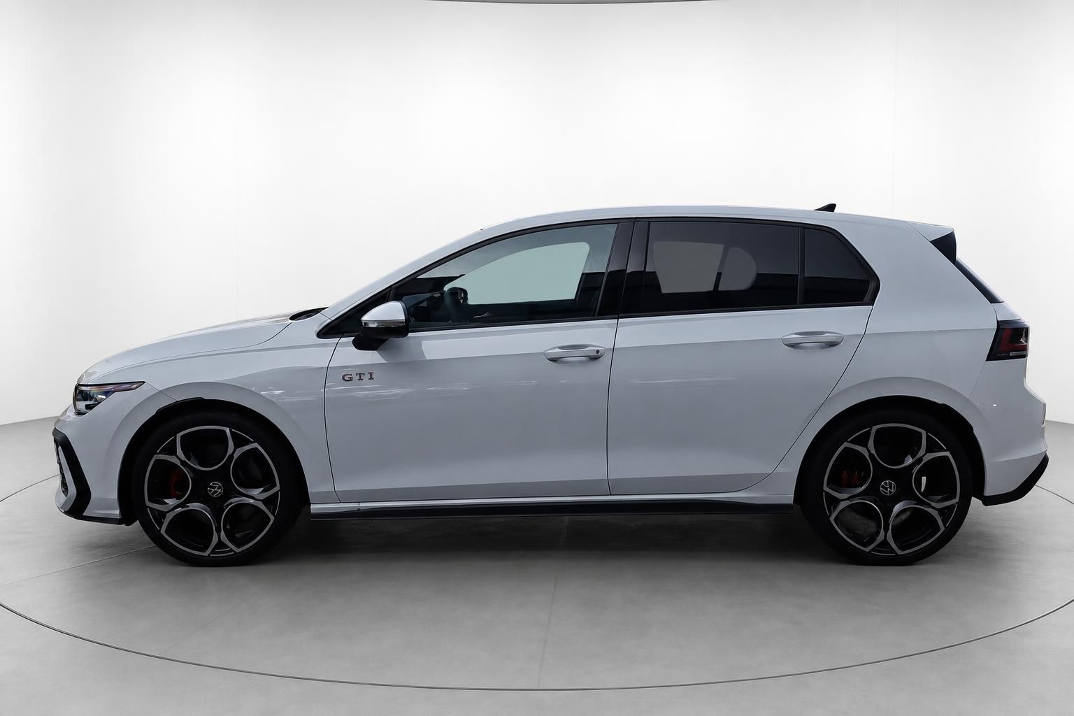 VW Golf GTI weiss Seitenansicht mit sportlichen Leichtmetallfelgen