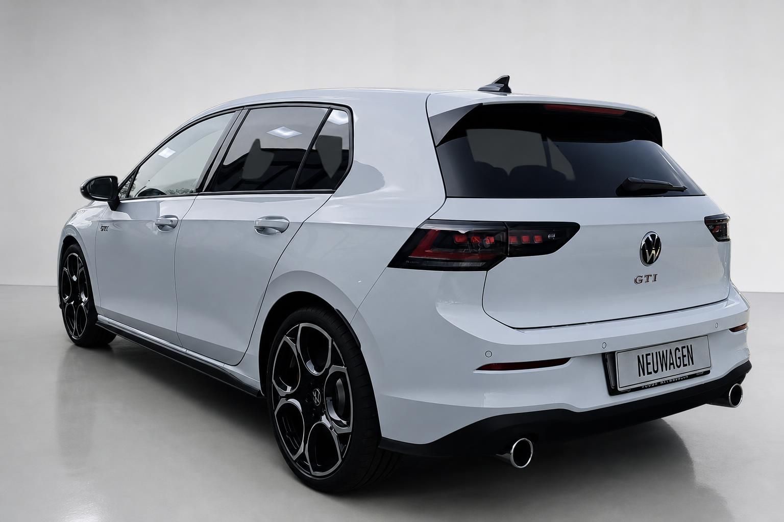 VW Golf GTI weiss Heckansicht mit Doppelauspuff und LED Ruecklichtern