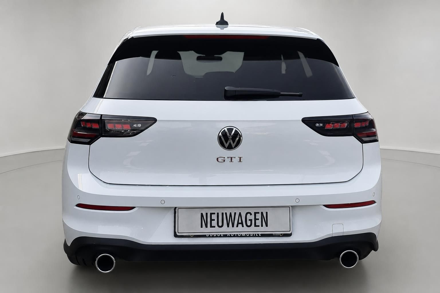 VW Golf GTI weiß Heckansicht Neuwagen mit Doppelauspuff