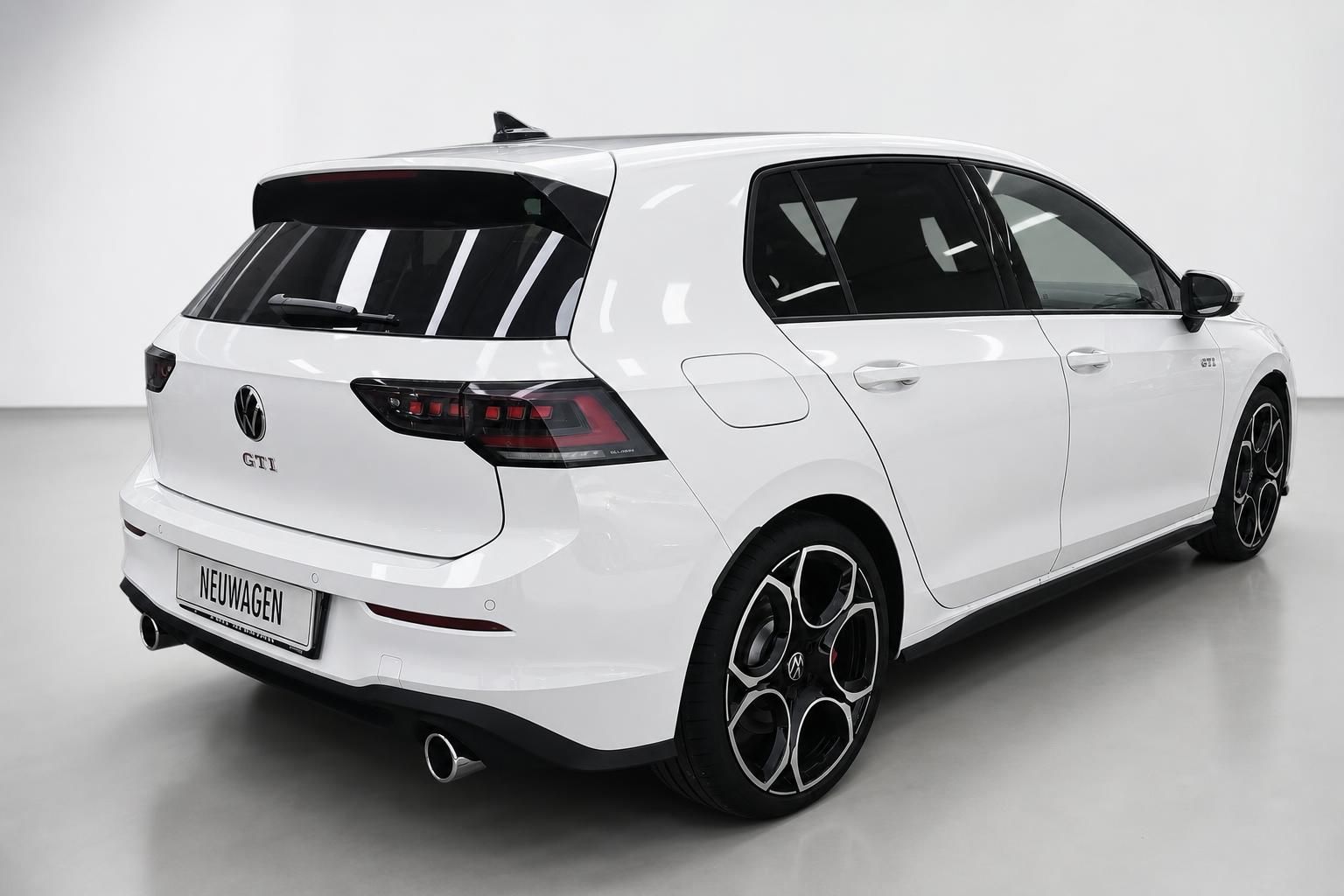 VW Golf GTI weiß Heck-Seitenansicht mit Sportfelgen